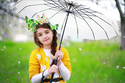Cute-Baby-Girl-With-White-Umbrella-Wallpaper