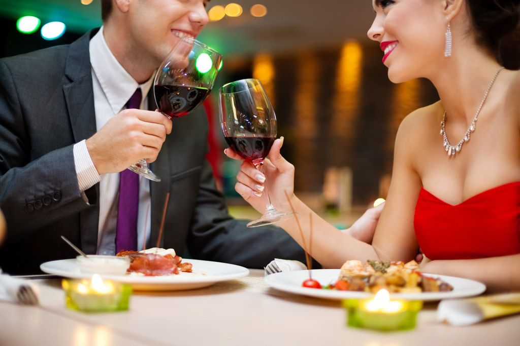 Romantic Valentines Day Ideas to spend Time together-candle light dinner